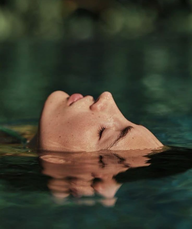 HOW FRAGRANCE SHAPES YOUR MOOD: THE SCIENCE BEHIND IT